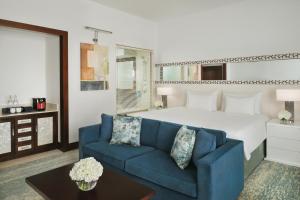 Una cama o camas en una habitación de JA Ocean View Hotel, Jumeirah Beach Dubai