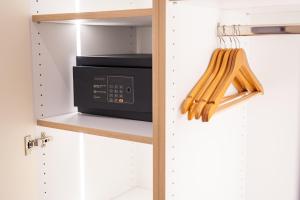 a microwave on a shelf in a kitchen at Hotel am Gothensee in Heringsdorf