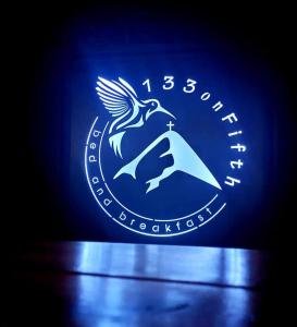 un'insegna al neon del logo dei Detroit Brewers di 133onFifth a Umtali