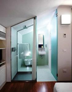 a bathroom with a mirror and a sink at Il Bocciolo Della Rosa in SantʼAgostino