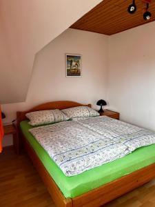 Ein Bett oder Betten in einem Zimmer der Unterkunft Ferienhaus Müller