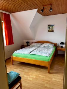 ein Schlafzimmer mit einem Bett auf einem Dachboden in der Unterkunft Ferienhaus Müller in Soltau