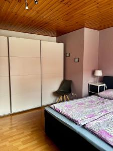 Ein Bett oder Betten in einem Zimmer der Unterkunft Ferienhaus Müller
