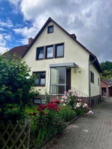 ein weißes Haus mit ein paar Blumen davor in der Unterkunft Ferienhaus Müller in Soltau