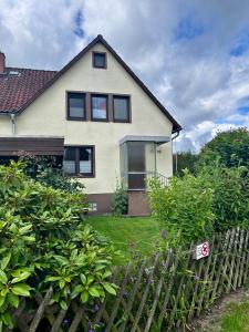 ein Haus mit einem Zaun vor einem Hof in der Unterkunft Ferienhaus Müller in Soltau