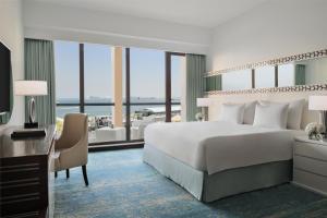 Una cama o camas en una habitación de JA Ocean View Hotel, Jumeirah Beach Dubai