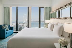 Una cama o camas en una habitación de JA Ocean View Hotel, Jumeirah Beach Dubai