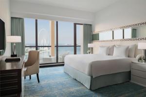 Una cama o camas en una habitación de JA Ocean View Hotel, Jumeirah Beach Dubai