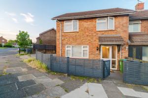 a house with a fence in front of it at Candlefield house, contractors, business travelers, families, free parking in Hemel Hempstead