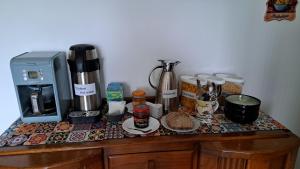 Příslušenství pro přípravu čaje a kávy v ubytování O'Reilly's Bed and Breakfast Killeshandra