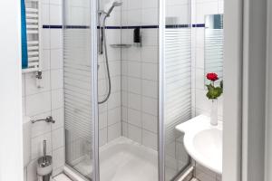 Koupelna v ubytování Hotel Condor + 36 fotografií