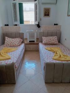 エル・アラメインにある2B equipped basement chalet with 2 beds pool view green beach villa 114bの部屋に並んで置かれた2つのベッド