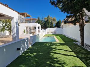 een uitzicht op de tuin van een huis met een zwembad bij Apartaments Gorgot in Empuriabrava