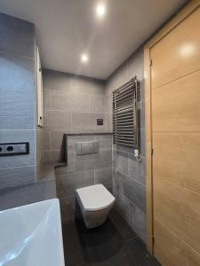 Bilik mandi di Aquamarina Apt Seaviews 1' beach Family +34 gambar