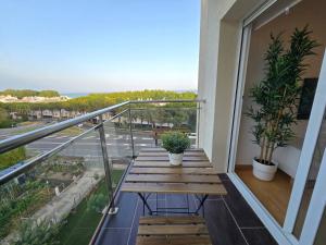 Balkoni atau teres di Aquamarina Apt Seaviews 1' beach Family