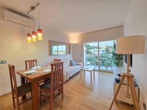 Ruang duduk di Aquamarina Apt Seaviews 1' beach Family