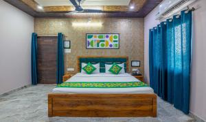 Rúm í herbergi á Treebo Ramayan Suites Ayodhya