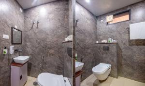 Baðherbergi á Treebo Ramayan Suites Ayodhya