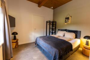Katil atau katil-katil dalam bilik di Valkse Hoeve met Sauna & Hottub | 6 personen