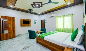 Rúm í herbergi á Treebo Ramayan Suites Ayodhya