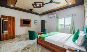 Rúm í herbergi á Treebo Ramayan Suites Ayodhya