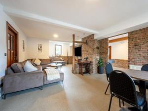 Ruang duduk di Big Holiday Home near Monschau in the Eifel Nationalpark with a terrace and bar +82 gambar