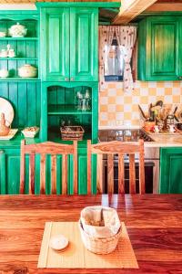 Φωτογραφία από το άλμπουμ του Cozy Wooden House with Fireplace near Zabljak & Durmitor σε Žabljak