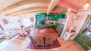 Φωτογραφία από το άλμπουμ του Cozy Wooden House with Fireplace near Zabljak & Durmitor σε Žabljak