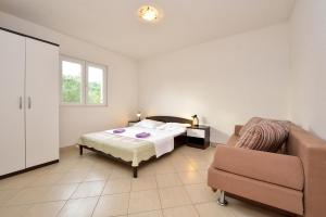 - une chambre avec un lit et un canapé dans l'établissement Relax House, à Drage