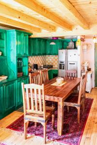 Φωτογραφία από το άλμπουμ του Cozy Wooden House with Fireplace near Zabljak & Durmitor σε Žabljak