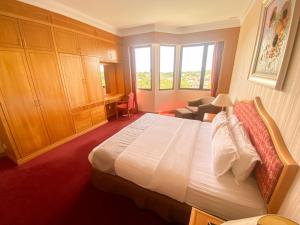 a hotel room with a bed and a desk at Parkview Hotel in Kampong Jerudong