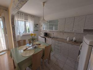 Kuchyň nebo kuchyňský kout v ubytování Apartment Sara