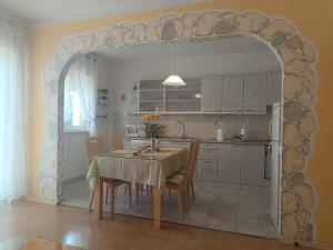 Kuchyň nebo kuchyňský kout v ubytování Apartment Sara