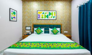 Rúm í herbergi á Treebo Ramayan Suites Ayodhya