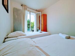 Ένα ή περισσότερα κρεβάτια σε δωμάτιο στο Chic apart with parking near Paris