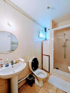 Ένα μπάνιο στο Chic apart with parking near Paris +12 φωτογραφίες