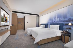 Postel nebo postele na pokoji v ubytování Hampton By Hilton Dongguan Nancheng Xiping