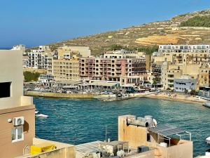 Fotografie z fotogalerie ubytování GuestHost - Penthouse with Jacuzzi in Gozo Island! v destinaci Marsalforn