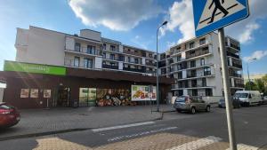 un edificio con una señal de calle delante en Focus apartment, en Lublin