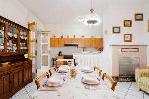a kitchen and dining room with a table and chairs at Casa vacanze Simona in Taviano