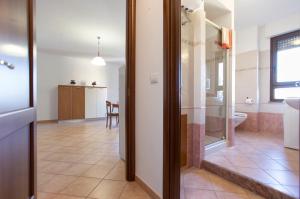W łazience znajduje się prysznic, umywalka i toaleta. w obiekcie Elena House Fertilia w mieście Alghero