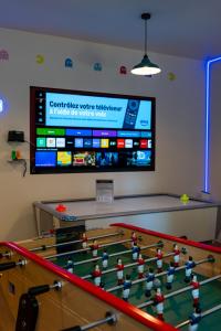 Habitación con mesa de billar y pantalla grande. en la Game Room, en Pau