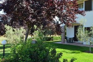 A garden outside Agriturismo Il Fontanile