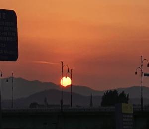 Solopgangen eller solnedgangen set fra pensionatet + 7 billeder