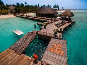 een luchtzicht op een resort op het water bij Constance Halaveli in Hangnaameedhoo