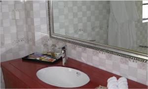 un bagno con un lavandino bianco e uno specchio di Kevin's Old House a Shanghai