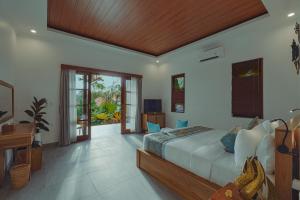 une chambre avec un grand lit avec un plafond en bois dans l'établissement Matahari Lumbung Resort, à Ubud 28 autres photos