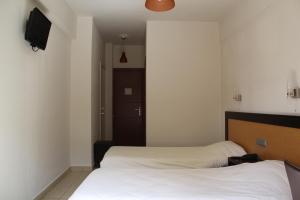 Llit o llits en una habitació de Aposperides Hotel