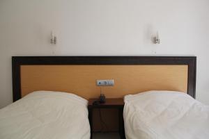 Llit o llits en una habitació de Aposperides Hotel