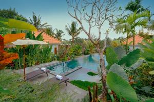 a swimming pool in the middle of a garden at Matahari Lumbung Resort in Ubud
